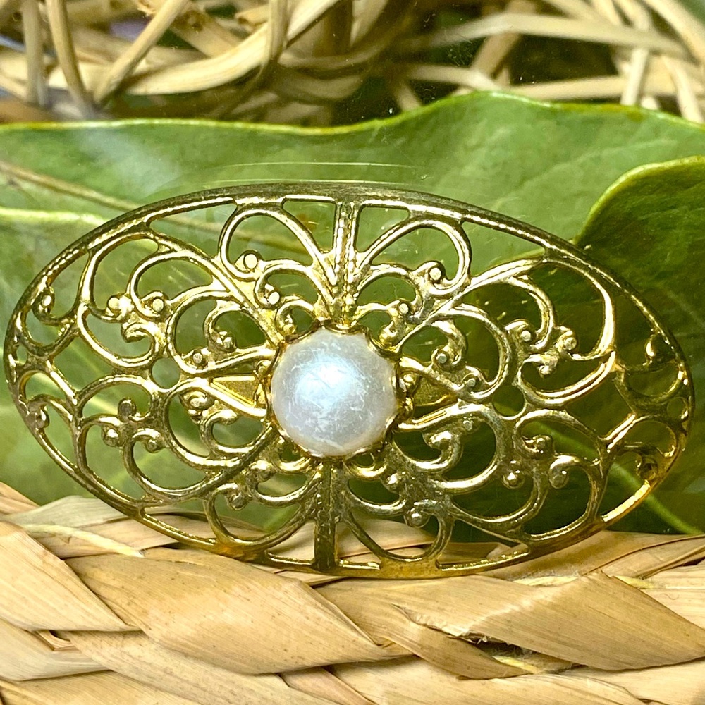 Vintage gold tone Brooch with faux pearl accent